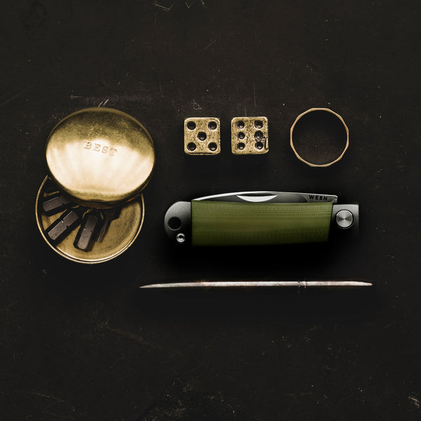 What defines a pocket knife?