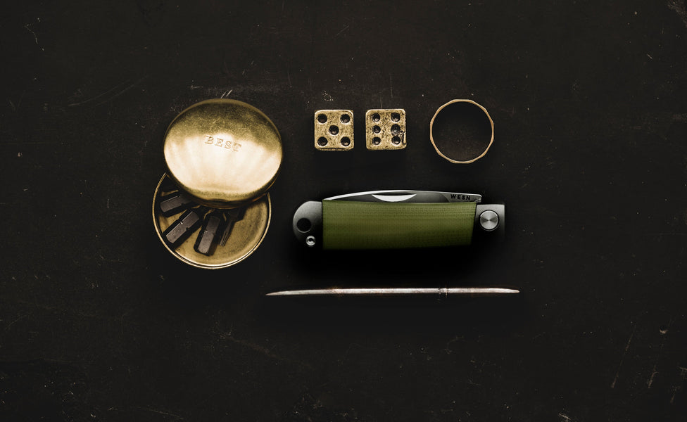 What defines a pocket knife?